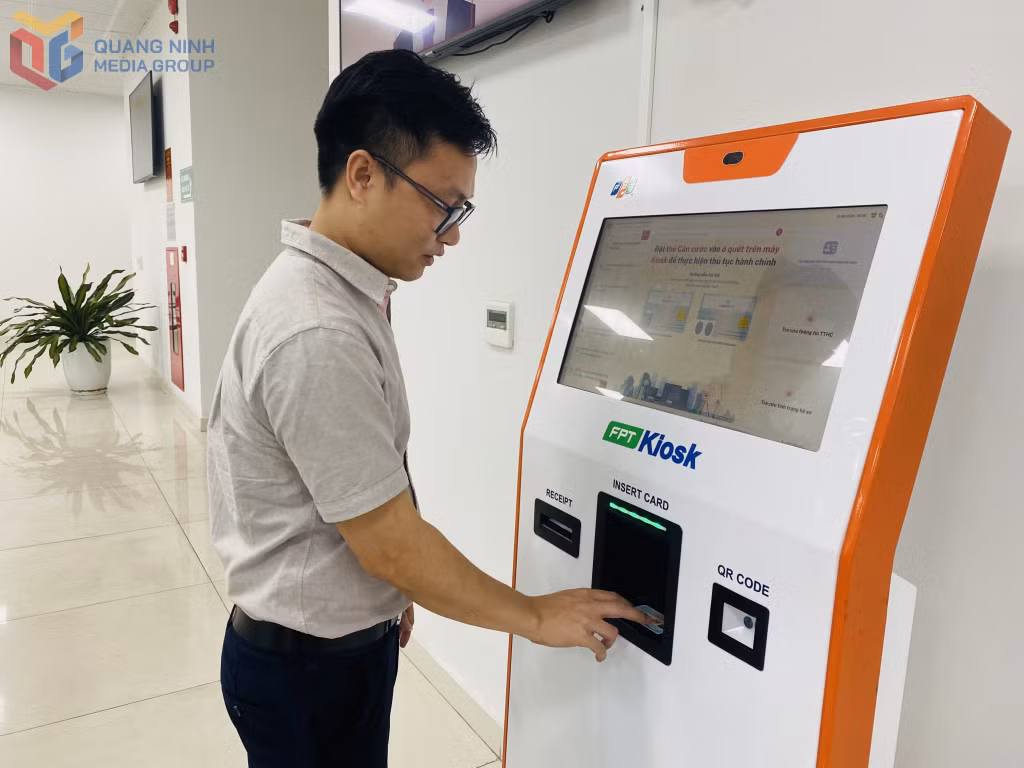 Người dân sử dụng kiosk thông minh giải quyết TTHC tự động tại Trung tâm PVHCC tỉnh.