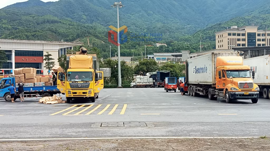 Trong tháng 5 đã có 467 lượt,phương tiện ra vào cửa khẩu vận chuyển hàng hoá, tăng 14,2% so với tháng 4.
