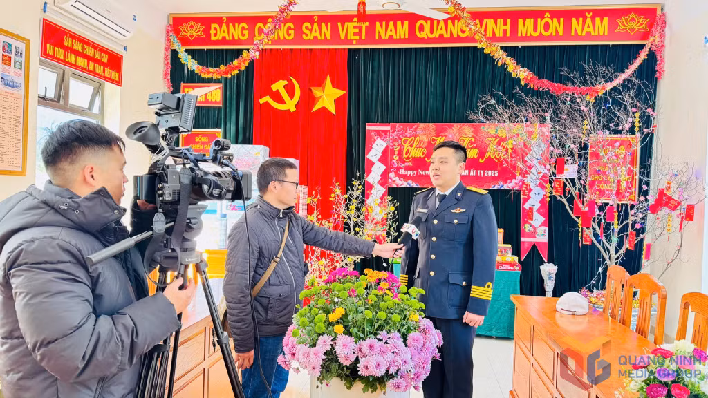 Phóng viên Hồng Việt và quay phim Minh Nhật tác nghiệp tại Trạm ra đa 480 trên đảo Trần trong những ngày giáp Tết Nguyên đán 2025.
