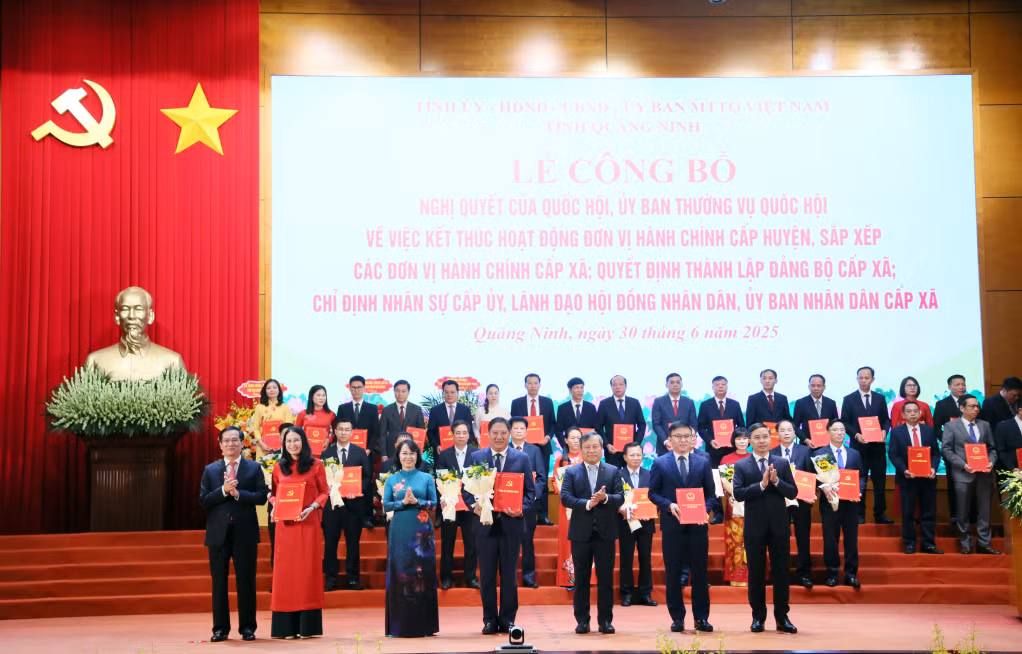 Ban Thường vụ Tỉnh uỷ trao các quyết định của Tỉnh ủy, Ban Thường vụ Tỉnh ủy, các Nghị quyết của HĐND tỉnh và tặng hoa chúc mừng Đảng bộ xã Quảng La
