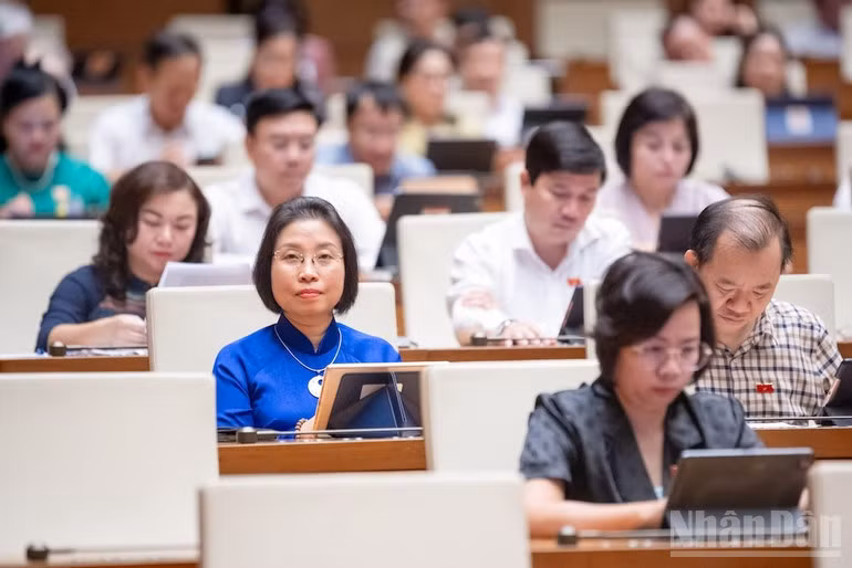 Quốc hội thảo luận ở hội trường về tình hình thực hiện kế hoạch phát triển kinh tế-xã hội. (Ảnh: DUY LINH)
