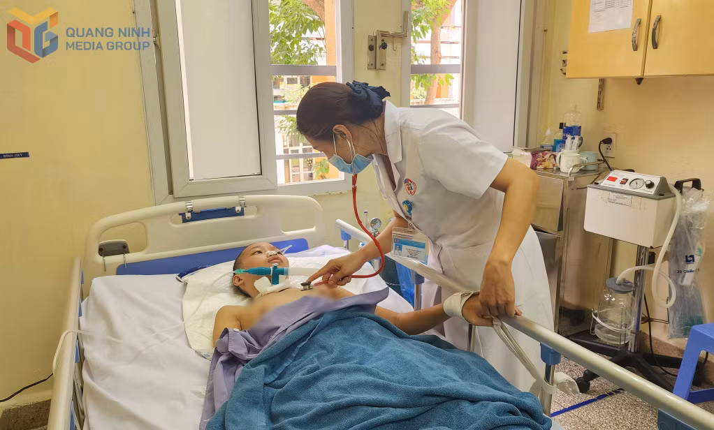 Bệnh nhi Cao Đức Thành mắc u não ác tính đang được điều trị, chăm sóc giảm nhẹ tại Khoa Nhi, Bệnh viện Việt Nam - Thụy Điển Uông Bí.