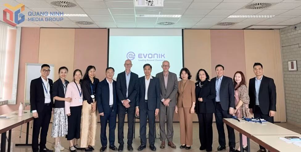 Đoàn đại biểu tỉnh Quảng Ninh làm việc với Tập đoàn Evonik Antwerpen.