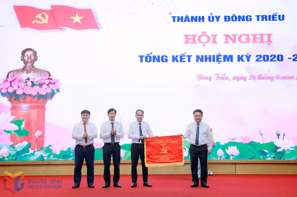 BCH Đảng bộ tỉnh Quảng Ninh tặng Cờ thi đua cho Đảng bộ phường Hồng Phong đạt tiêu chuẩn hoàn thành xuất sắc nhiệm vụ tiêu biểu 5 năm liền, năm 2020-2025.