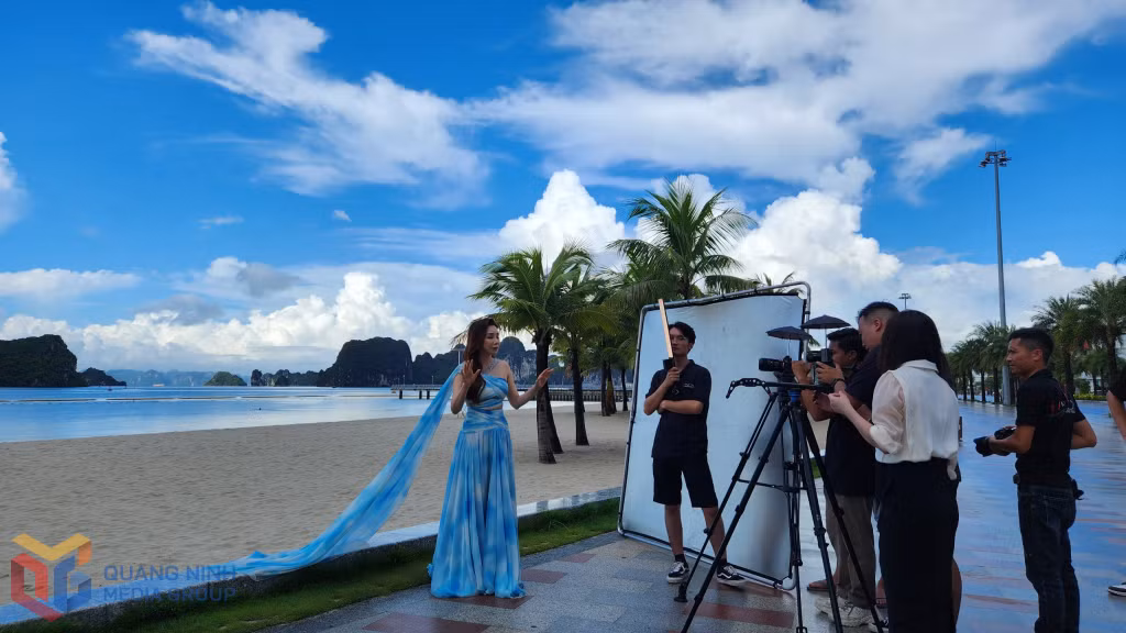 Ekip của Trung tâm Truyền thông Quảng Ninh thực hiện MV ca khúc "Hạ Long biển nhớ" với ca sĩ Hồ Quỳnh Hương tại Con đường Di sản bên bờ Vịnh Hạ Long.