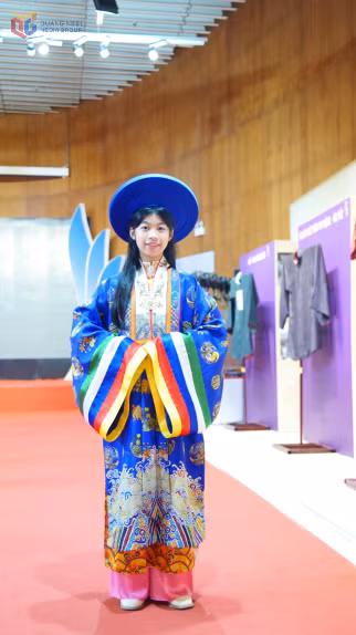 Các em thiếu nhi được trải nghiệm mặc áo dài Nhật Bình truyền thống tại Triển lãm "Áo dài Việt Nam qua các thời kỳ lịch sử".