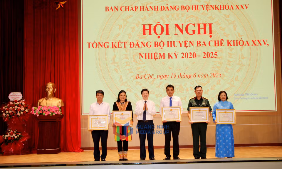Lãnh đạo huyện Ba Chẽ tặng giấy khen cho các tập thể, cá nhân có thành tích xuất sắc nhiệm kỳ 2020-2025.