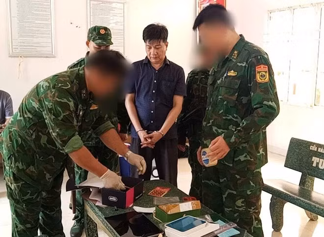 Lực lượng chức năng phối hợp bắt giữ đối tượng tàng trữ trái phép chất ma túy và 2 khẩu súng ngắn. Ảnh: Biên phòng cung cấp