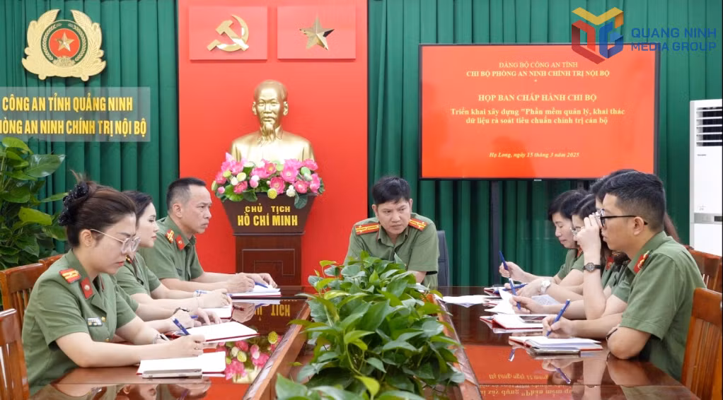 Cấp ủy Chi bộ Phòng An ninh chính trị nội bộ họp triển khai xây dựng phần mềm quản lý, khai thác dữ liệu rà soát tiêu chuẩn chính trị cán bộ.
