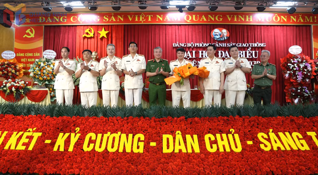 Lãnh đạo Công an tỉnh tặng hoa chúc mừng Ban chấp hành Đảng bộ Phòng CSGT (Công an tỉnh) nhiệm kỳ 2025-2030.