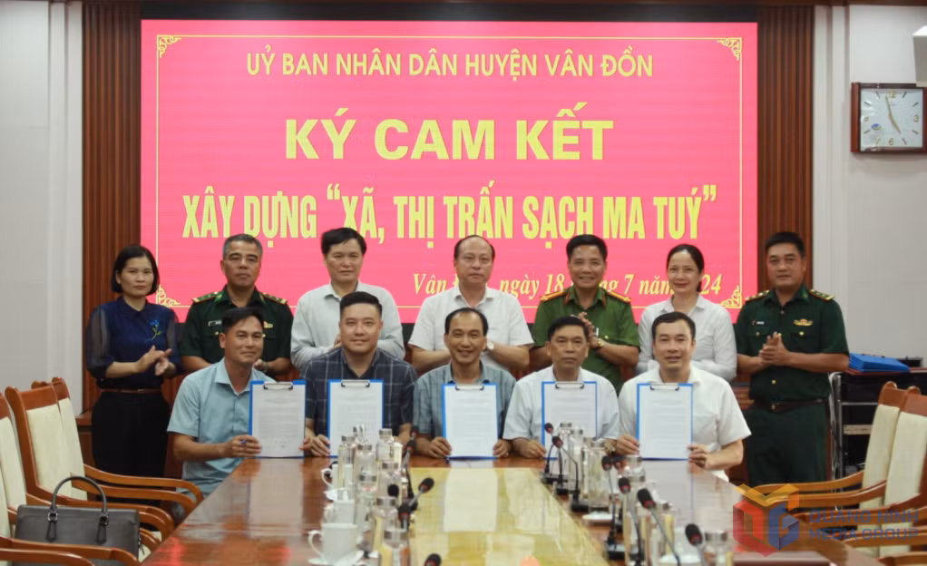 Huyện Vân Đồn ký cam kết xây dựng “xã, thị trấn sạch ma túy”. Ảnh: Thu Trang.