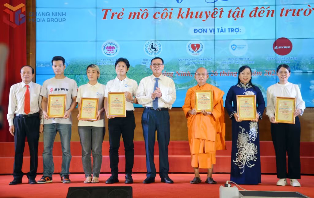 Hội Bảo trợ NKT&TMC tỉnh trao ghi nhận tấm lòng nhân ái đến các nhà tài trợ.