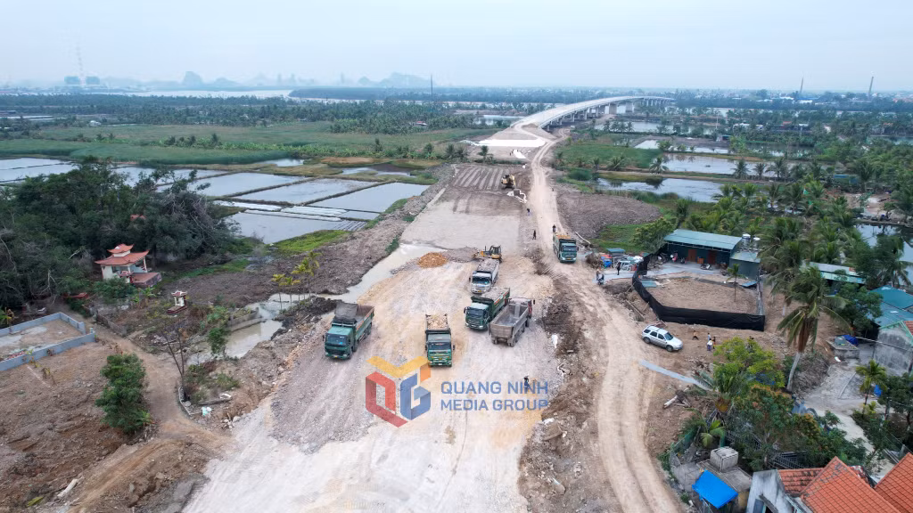 Dự án đường ven sông nối cao tốc Hạ Long - Hải Phòng đến TP Đông Triều (đoạn nút giao đầm Nhà Mạc đến đường tỉnh 338), giai đoạn I đang được gấp rút thi công. Ảnh: Thành Công