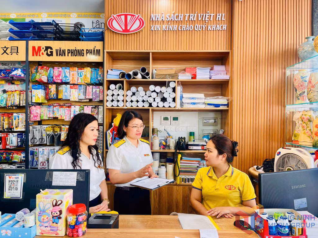 Cán bộ Đội thuế Hạ Long hướng dẫn thực hiện hóa đơn điện tử khởi tạo từ máy tính tiền tại Nhà sách Trí Việt (phường Trần Hưng Đạo, TP Hạ Long).