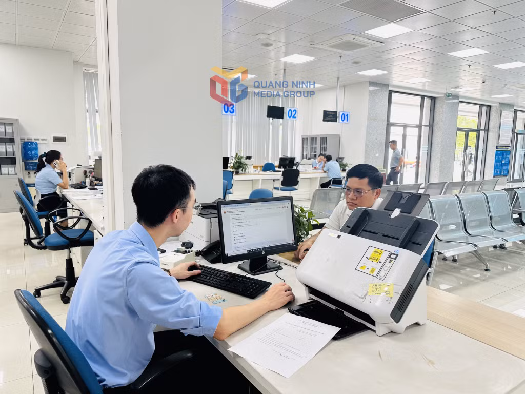 Nhân viên Trung tâm Phục vụ hành chính công tỉnh giải quyết thủ tục hành chính cho doanh nghiệp.