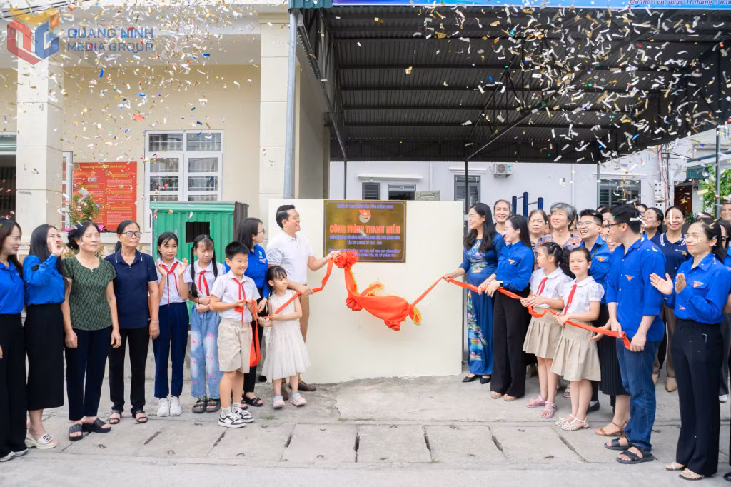 Gắn biển công trình thanh niên "Thiết bị thể dục thể thao cho cộng đồng” tại khu 8, phường Quảng Yên, TX Quảng Yên.