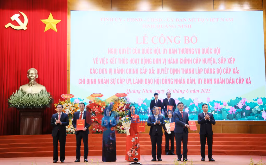 Ban Thường vụ Tỉnh uỷ trao các quyết định của Tỉnh ủy, Ban Thường vụ Tỉnh ủy, các Nghị quyết của HĐND tỉnh và tặng hoa chúc mừng Đảng bộ Đặc khu Cô Tô.