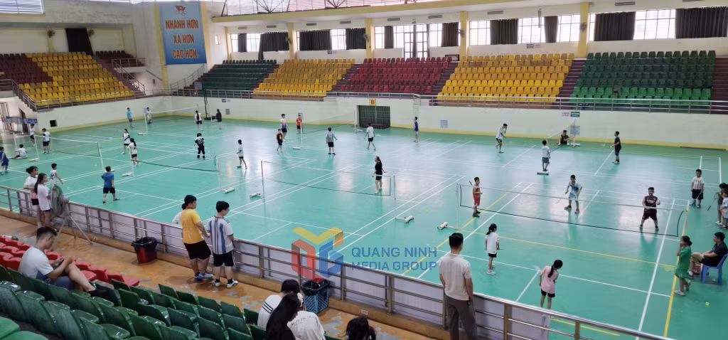 Đông đảo các em thanh thiếu nhi tham gia rèn luyện các môn thể thao dịp hè tại Nhà thi đấu đa năng thành phố Cẩm Phả.