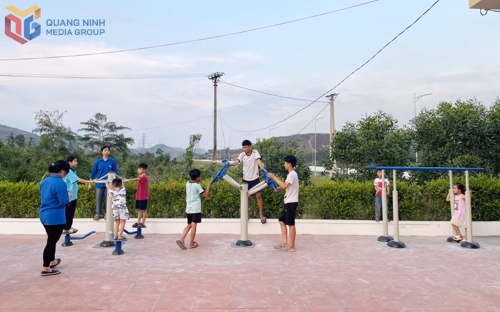 Thanh thiếu nhi vui chơi tại sân chơi đặt tại Nhà văn hóa thôn Thác Cát (xã Hòa Bình, TP Hạ Long).
