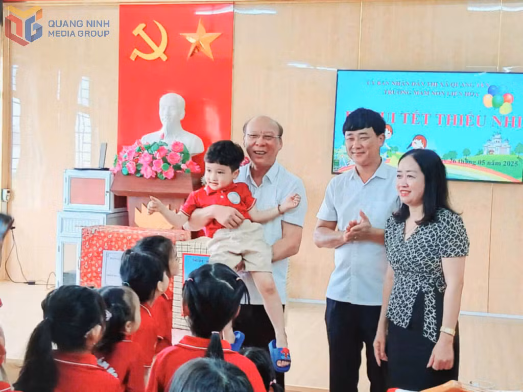 Lãnh đạo thị xã Quảng Yên thăm và chúc mừng các cháu học sinh tiểu học, mầm non trên địa bàn nhân ngày Quốc tế thiếu nhi 1/6/2025.
