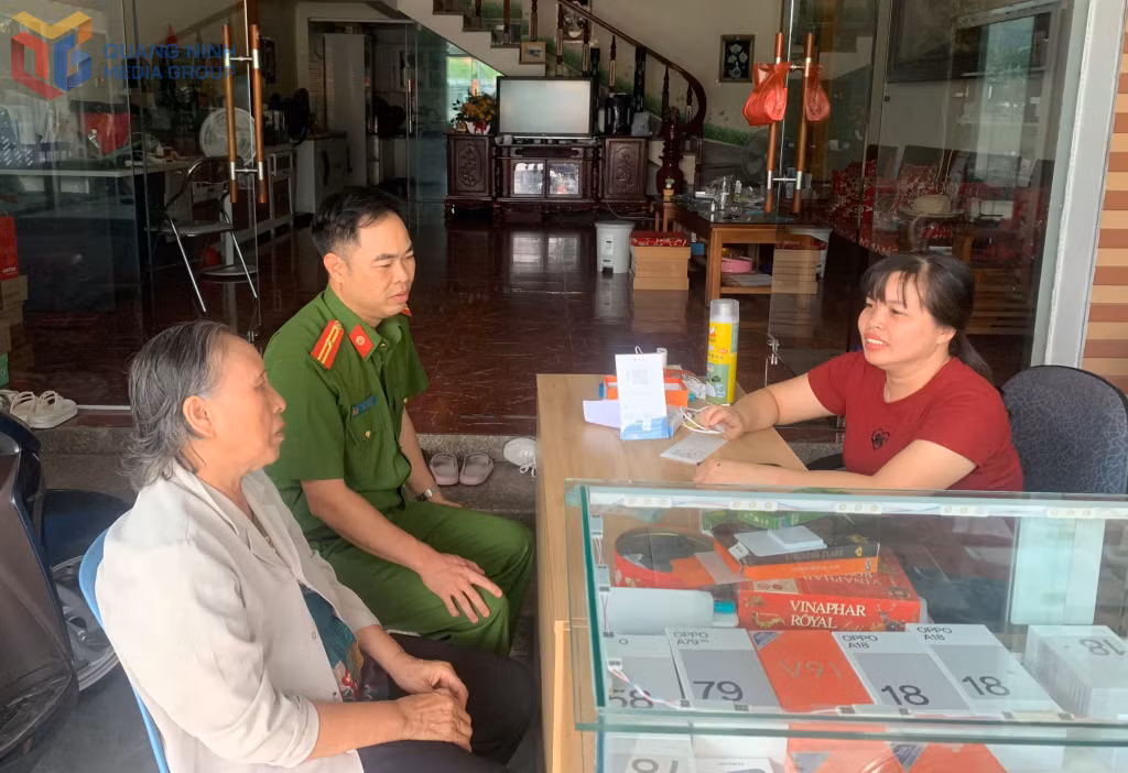 Cán bộ Công an phường Bắc Sơn tuyên truyền, giải thích cho bà Huệ về hành vi lừa đảo chiếm đoạt tài sản của đối tượng.
