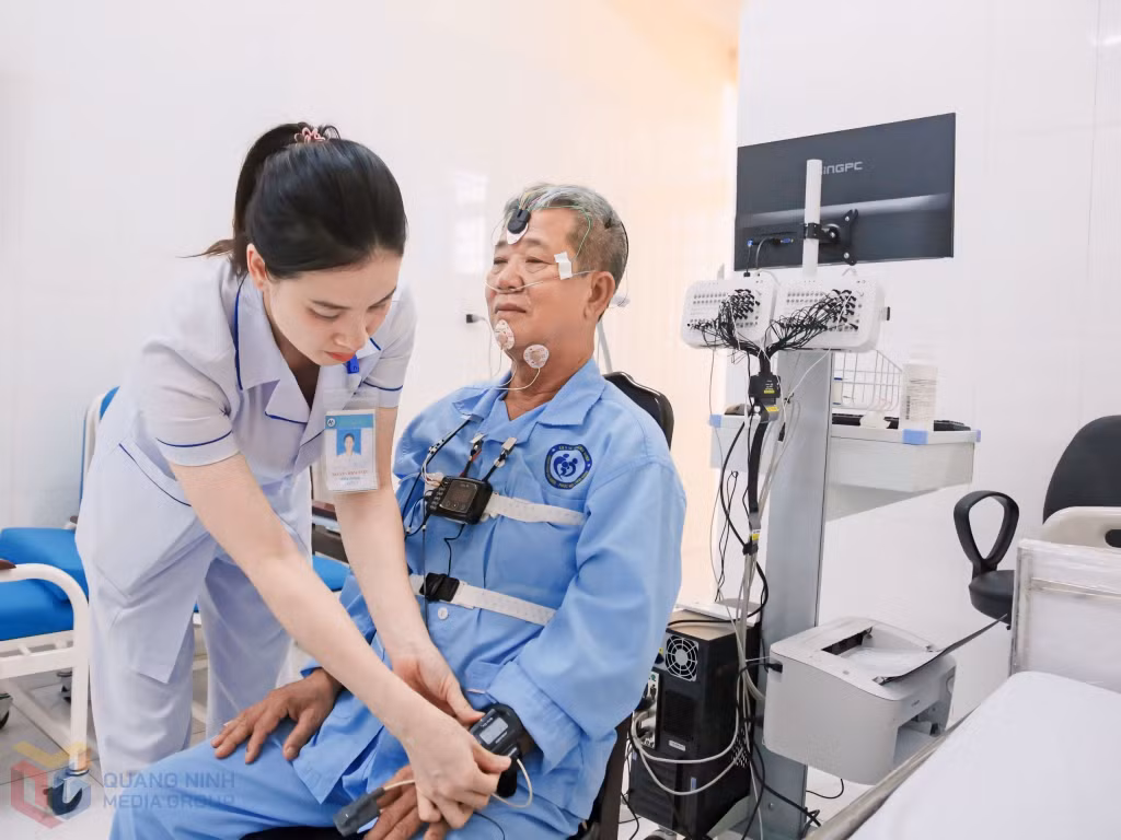 Lắp đặt thiết bị thực hiện kỹ thuật đo đa kí giấc ngủ cho người cao tuổi tại Bệnh viện Lão khoa - Phục hồi chức năng tỉnh. Ảnh: Đỗ Quang