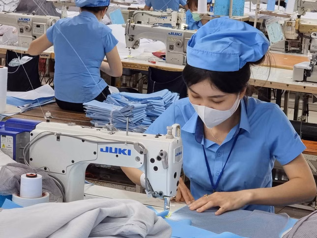 Lĩnh vực dệt may sử dụng nhiều lao động. Ảnh: XC