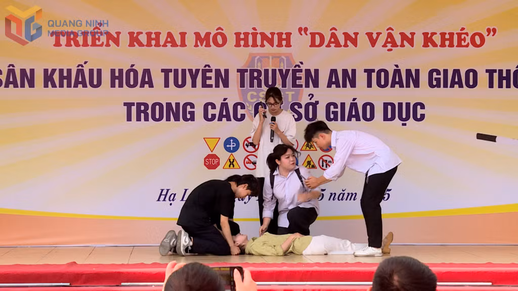 Trung tâm Hướng nghiệp và Giáo dục thường xuyên tỉnh tuyên truyền ATGT cho các em học sinh trước kỳ nghỉ hè. Ảnh: Lê Nam