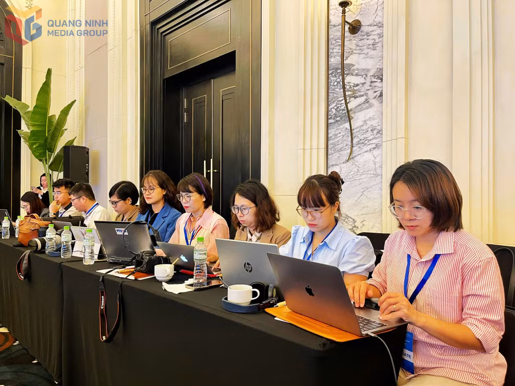Các phóng viên báo chí Quảng Ninh tác nghiệp 