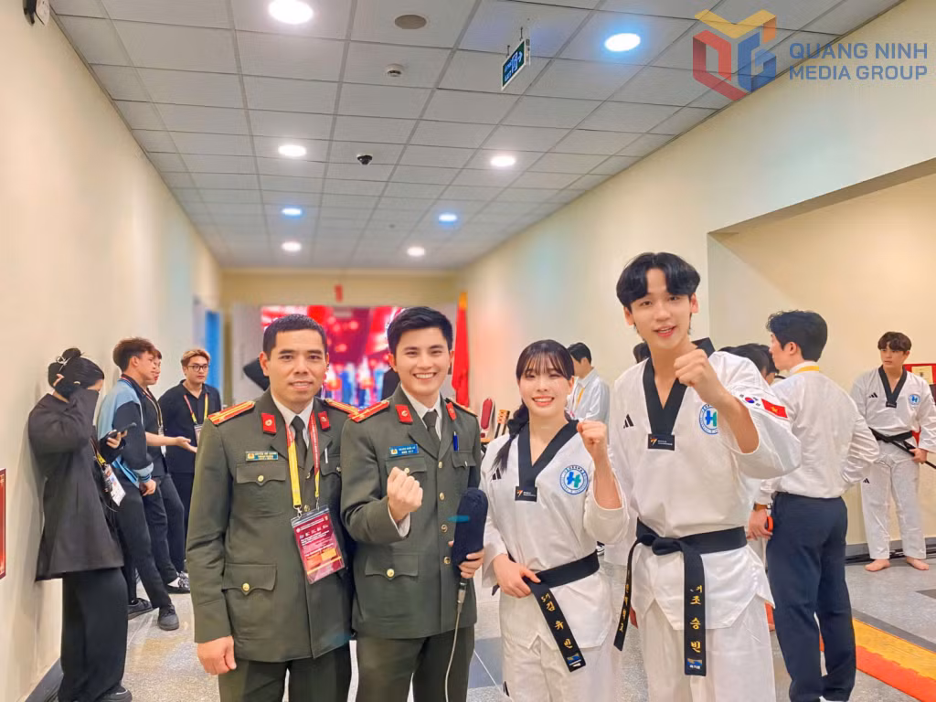 Phóng viên Nguyễn Khánh và Quốc Xã tác nghiệp tại sự kiện Giải Teakwondo Cảnh sát Châu Á mở rộng năm 2024 tổ chức tại Quảng Ninh.