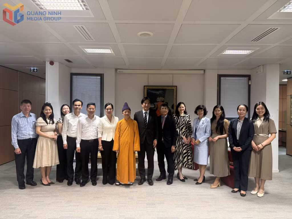 Đoàn công tác chụp ảnh lưu niệm với Đại sứ Nhật Bản.