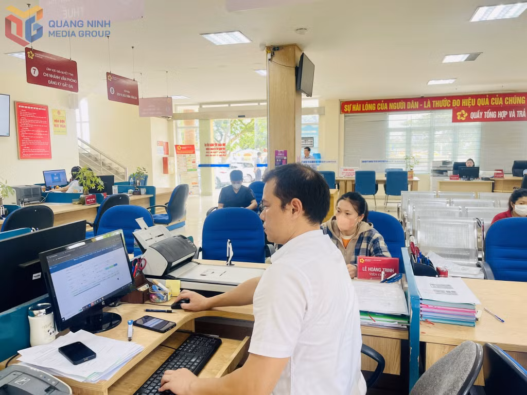 Trung tâm Phục vụ hành chính công xã Quảng Hà tiếp nhận, giải quyết thủ tục hành chính cho người dân.