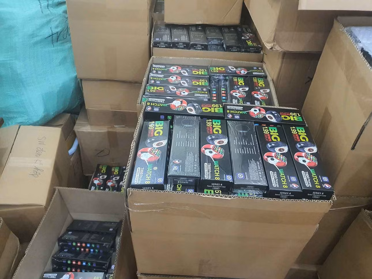 Khoảng 25.505 thiết bị đã bị cơ quan chức năng thu giữ. Ảnh: Ngọc Bích