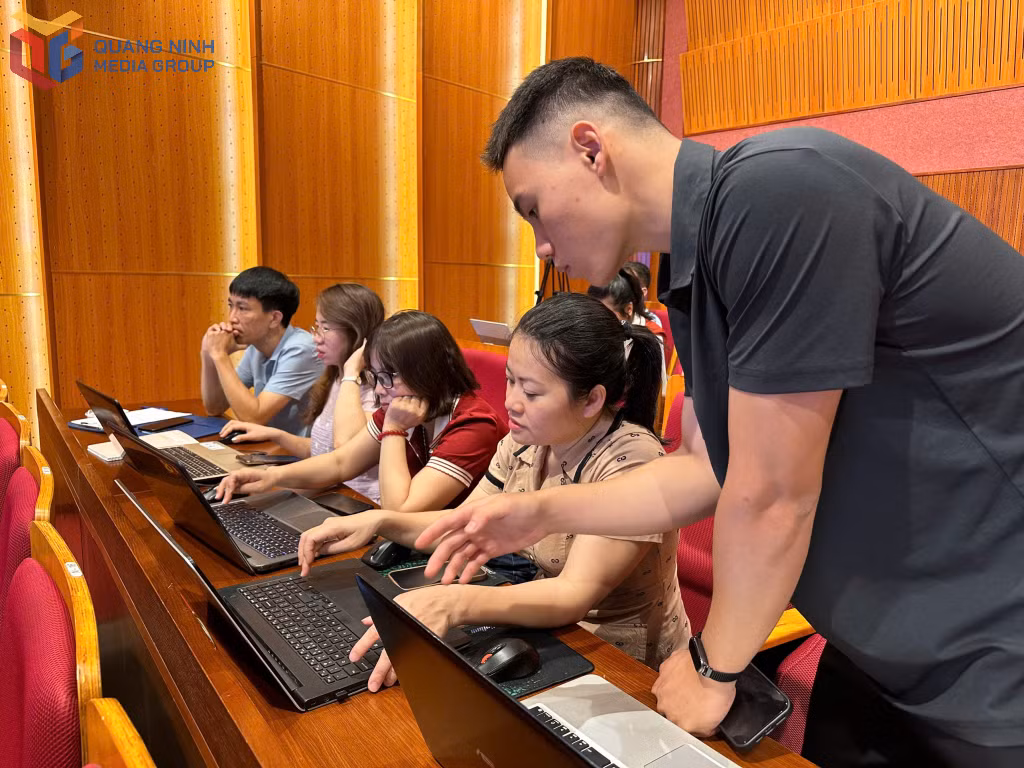Đơn vị viễn thông hỗ trợ CBCCVC thao tác trên hệ thống giải quyết thủ tục hành chính. Ảnh: Cao Quỳnh