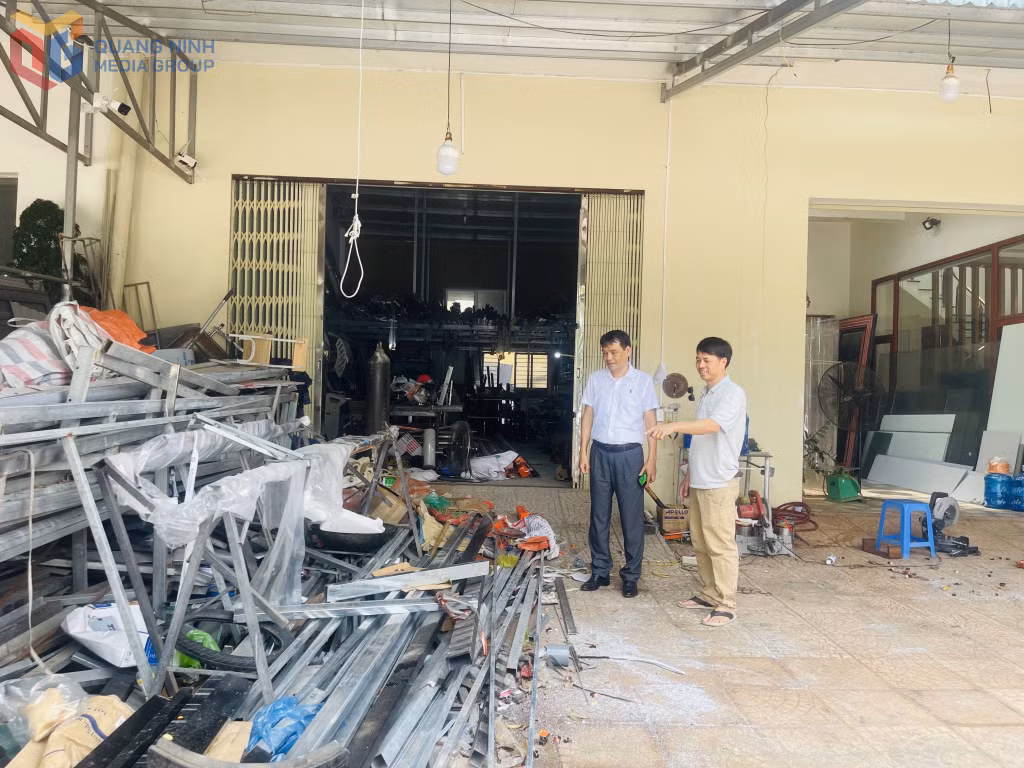Lãnh đạo UBND thị trấn Quảng Hà, huyện Hải Hà (bên trái) kiểm tra hoạt động tại cơ sở sản xuất TTCN trên địa bàn.