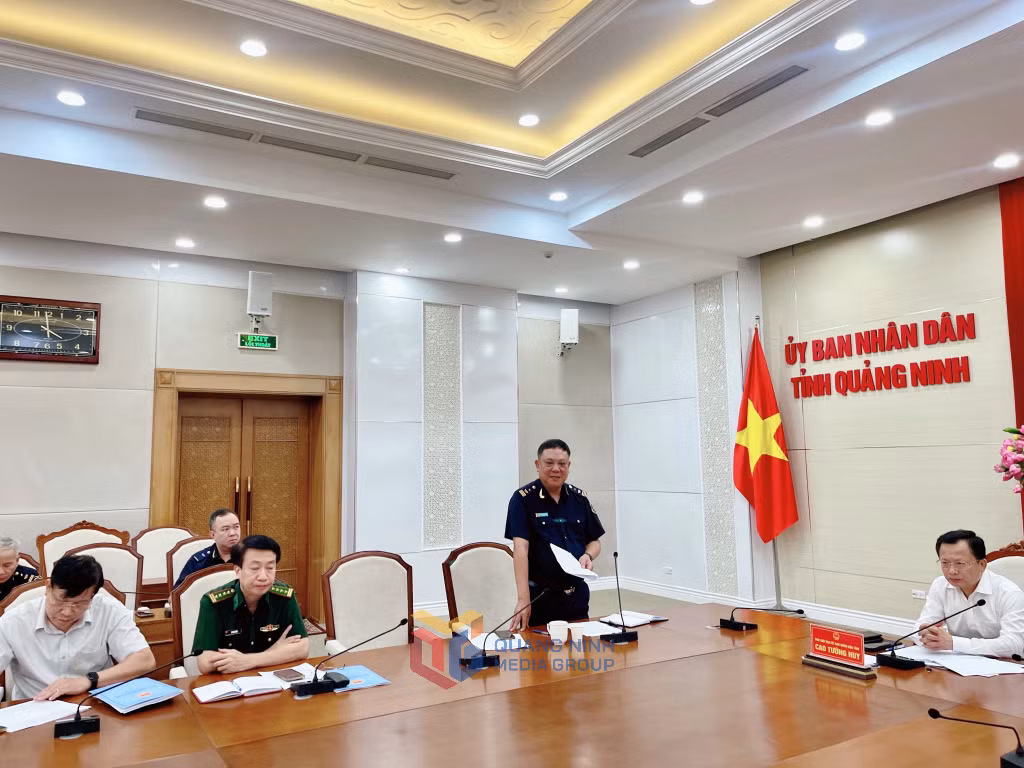 Lãnh đạo Chi cục Hải quan khu vực VIII, báo cáo, làm rõ về kết quả công tác chống buôn lậu, gian lận thương mại và hàng giả trên địa bàn tỉnh.