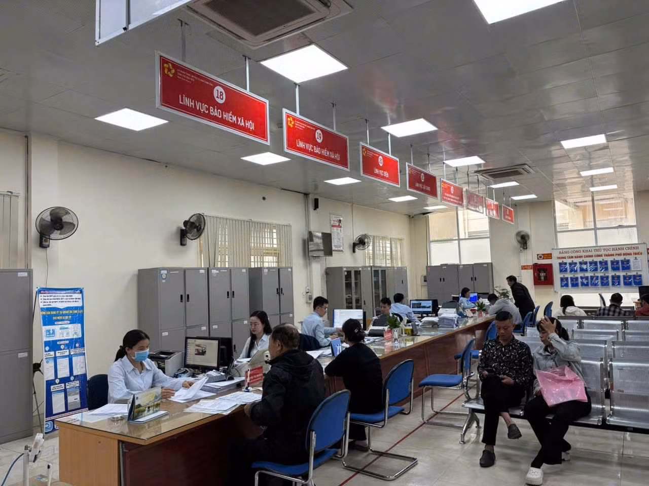 Người dân đến giải quyết các thủ tục liên quan chế độ, chính sách BHXH, BHYT tại Quảng Ninh.