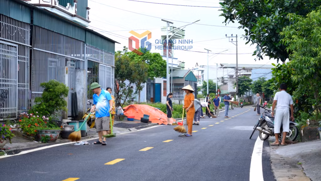 Nhân dân thôn Đầm Buôn (xã Đầm Hà, huyện Đầm Hà) dọn vệ sinh tuyến đường liên thôn vào "Ngày chủ nhật xanh".