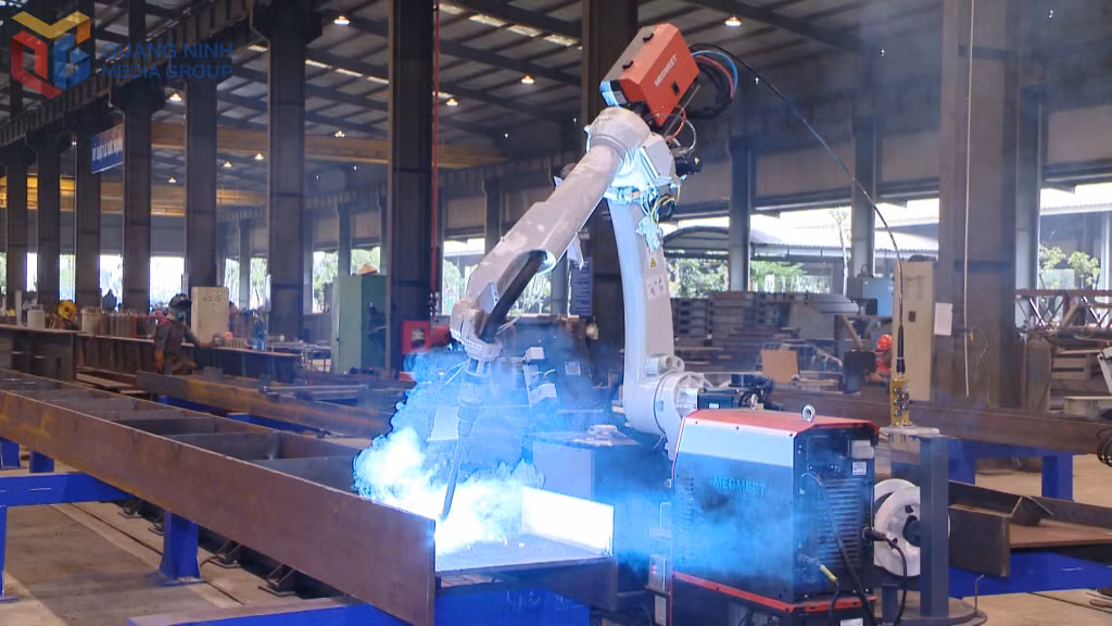 Công nghệ robot hàn đã được hầu hết các đơn vị cơ khí trên địa bàn tỉnh đầu tư trang bị.