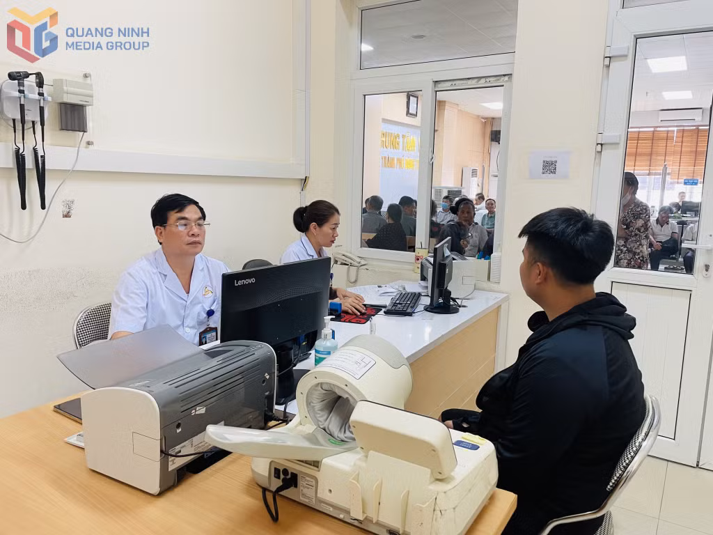 Người dân đến khám, chữa bệnh tại Trung tâm Y tế Đông Triều.