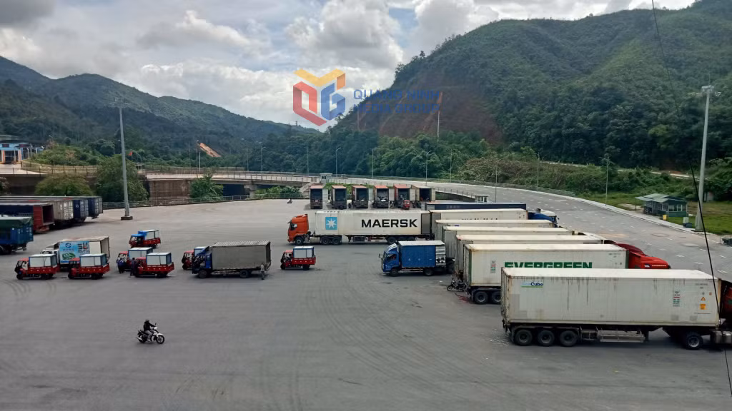 Bốc xếp hàng hoá xuất khẩu tại cửa khẩu Bắc Phong Sinh