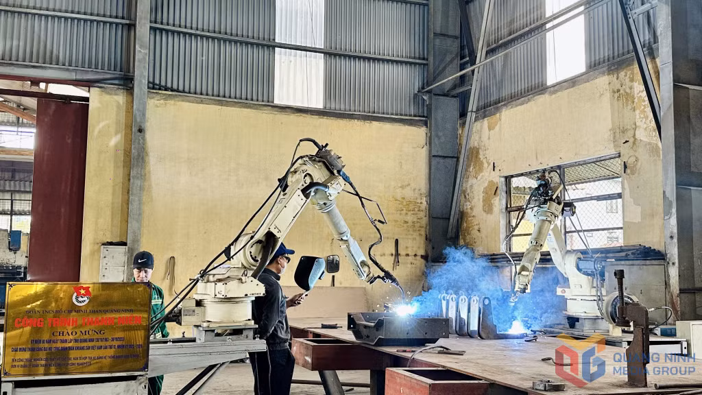 Sử dụng robot trong gia công cơ khí tại Công ty Công nghiệp ô tô - Vinacomin.