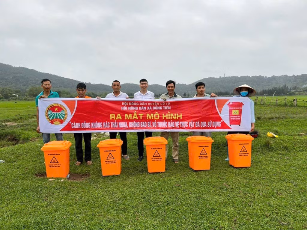HND xã Đồng Tiến (huyện Cô Tô) phát động phong trào bảo vệ môi trường. Ảnh: HND Cô Tô.