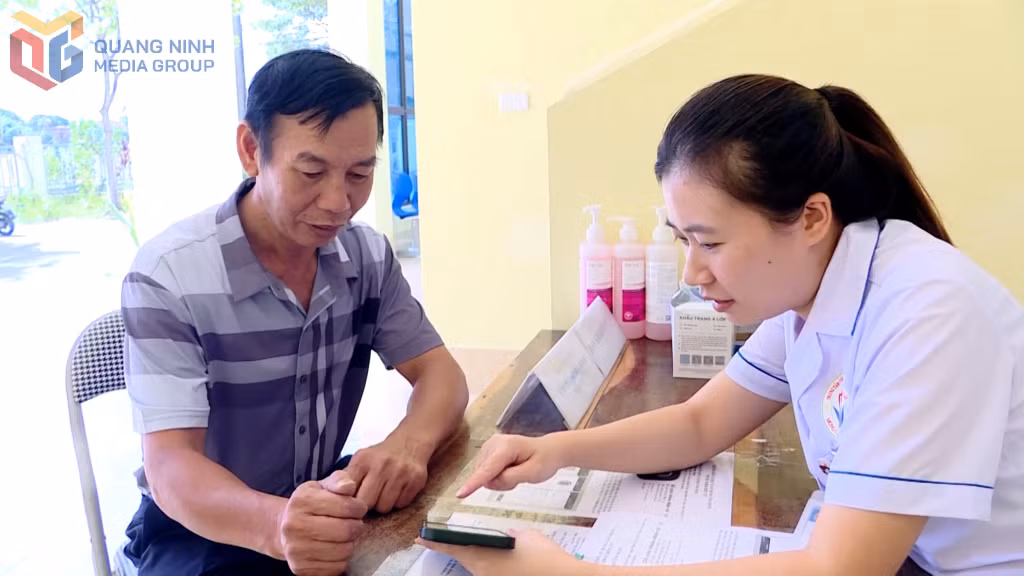 Người dân được hướng dẫn cài đặt và sử dụng phần mềm khám chữa bệnh từ xa V-Telehealth tại Trạm Y tế Hải Xuân, TP Móng Cái.