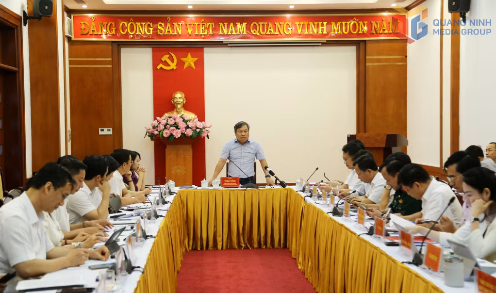 Đồng chí Vũ Đại Thắng, Ủy viên Trung ương Đảng, Bí thư Tỉnh ủy, Trưởng Đoàn ĐBQH tỉnh, chủ trì và kết luận hội nghị.