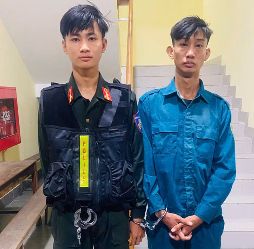Nguyễn Phạm Hoàng Dương và Nguyễn Thuận Quý tại cơ quan công an. Ảnh: CACC