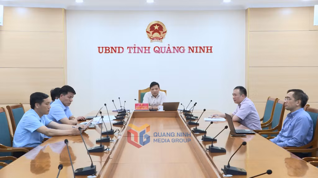 Đồng chí Nghiêm Xuân Cường, Phó Chủ tịch UBND tỉnh cùng các sở, ngành liên quan dự Hội nghị tại điểm cầu Quảng Ninh. 