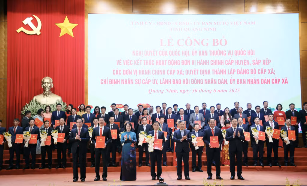 Ban Thường vụ Tỉnh uỷ trao các quyết định của Tỉnh ủy, Ban Thường vụ Tỉnh ủy, các Nghị quyết của HĐND tỉnh và tặng hoa chúc mừng Đảng bộ phường Quang Hanh.