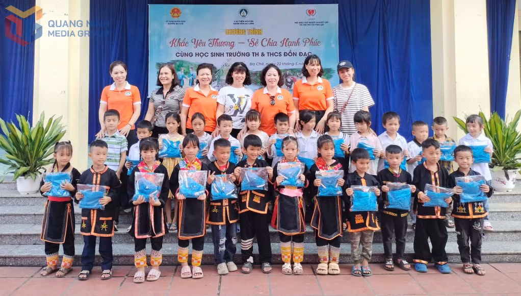 CLB Thiện nguyện Nhân tâm Hạ Long trao tặng áo đồng phục cho các em học sinh tại Trường TH, THCS Đồn Đạc (huyện Ba Chẽ) tháng 5/2025.