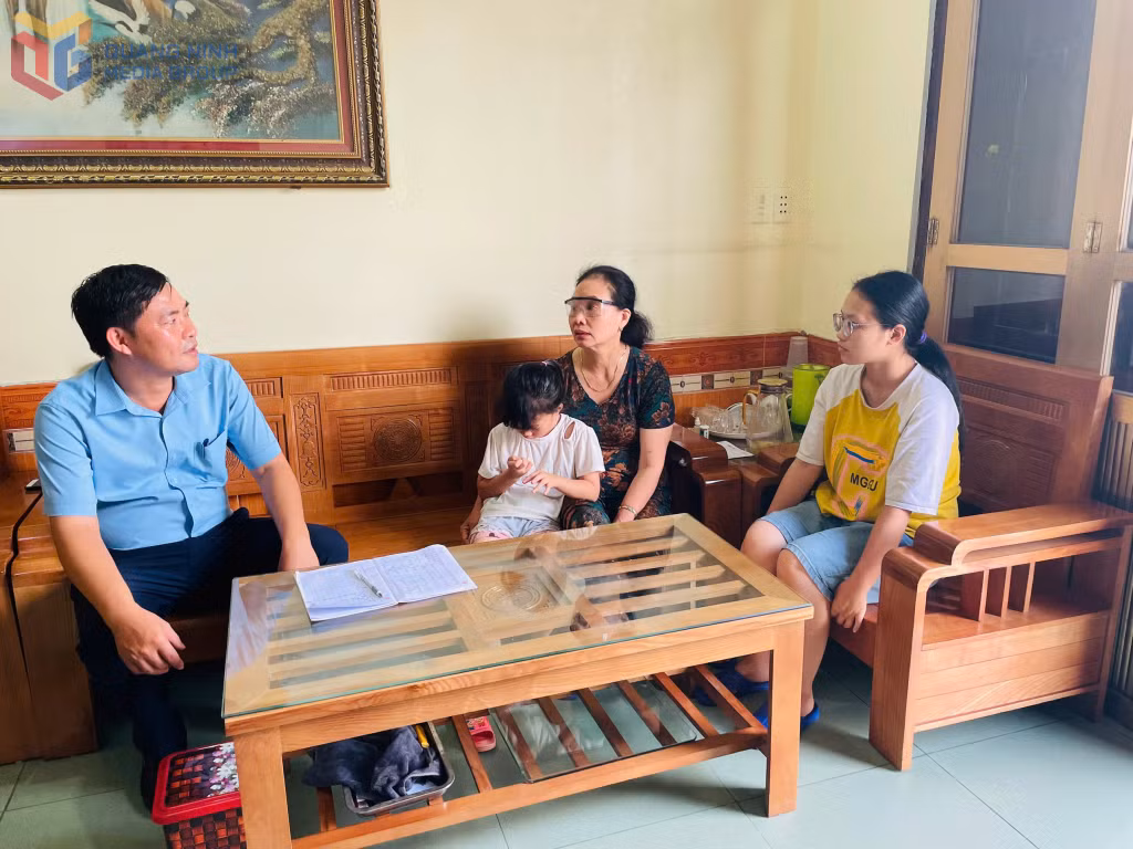 Vũ Anh Thư (ngoài cùng, bên phải) ở phường Hoành Bồ, TP Hạ Long có hoàn cảnh khó khăn được hỗ trợ theo Nghị quyết số 43/2024/NQ-HĐND của HĐND tỉnh.